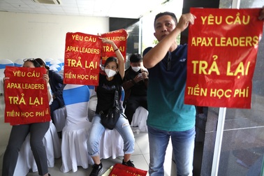 Thao túng tâm lý để phụ huynh "vét cạn túi" cho trung tâm tiếng Anh