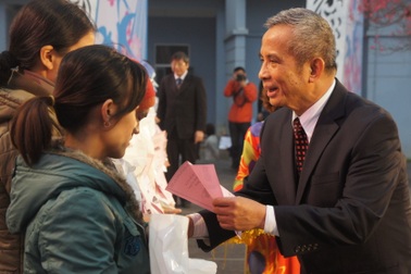 Trao 600 phần quà Tết, hỗ trợ 15 chuyến xe miễn phí tới công nhân