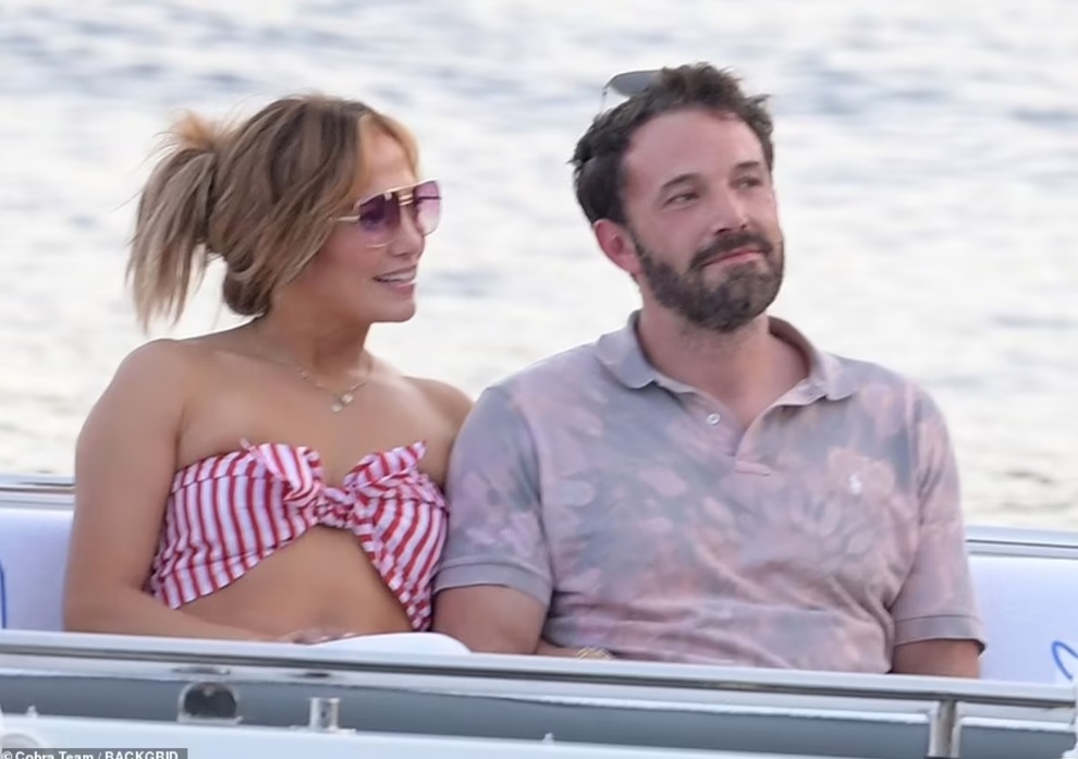 Jennifer Lopez và Ben Affleck tiếp tục đốt cháy mặt báo - 3 Jennifer Lopez và Ben Affleck tiếp tục đốt cháy mặt báo - 3