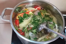 Đổ thuốc trừ sâu vào nồi canh đầu độc cha mẹ vì bị cấm yêu