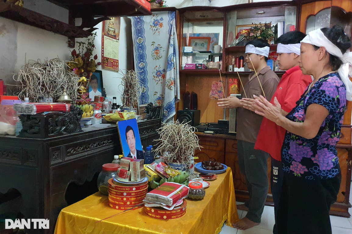 Ông qua đời, mẹ bỏ đi biệt tích, 2 đứa trẻ mồ côi bố chông chênh tới trường - 1 Ông qua đời, mẹ bỏ đi biệt tích, 2 đứa trẻ mồ côi bố chông chênh tới trường - 1