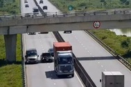 Tài xế bị phạt 13 triệu đồng vì dừng ô tô cho khách đi vệ sinh trên cao tốc