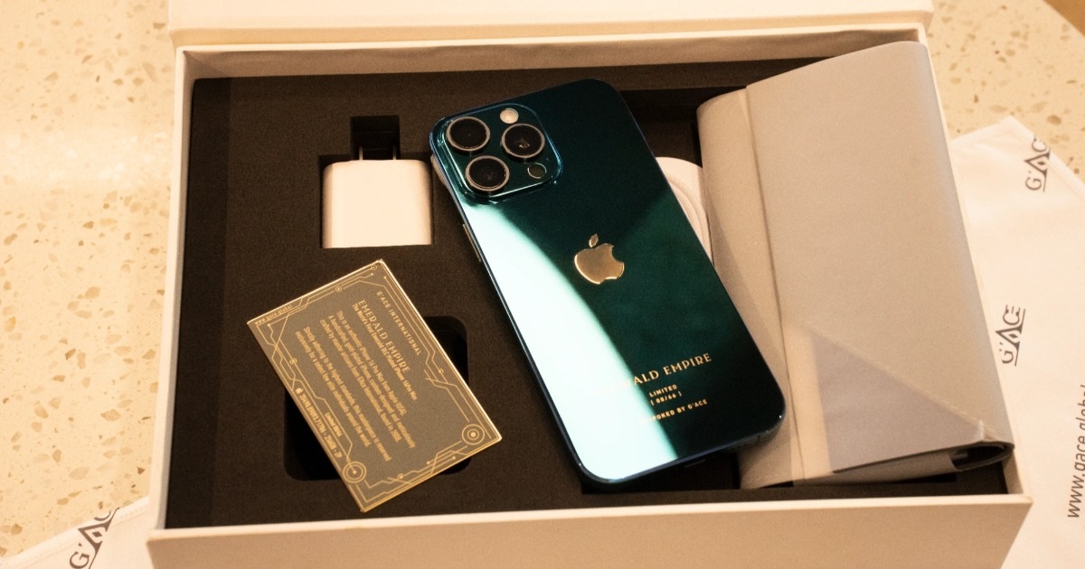 Về phần màn hình mặt trước, iPhone 16 Pro Max Emerald Empire giữ nguyên các đặc điểm thiết kế quen thuộc của dòng iPhone 16 Pro Max với viền màn hình mỏng và cụm Dynamic Island.