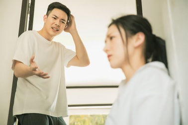 Bị sếp sàm sỡ, tôi mách chồng để rồi ngã ngửa khi nghe câu trả lời