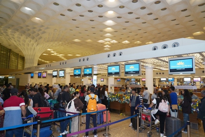 Hành khách làm thủ tục checkin tại sân bay Chhatrapati Shivaji Maharaj 