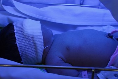 Bé gái sơ sinh bị bỏ rơi bên lề đường vào rạng sáng