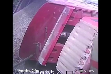 Lái xe kiểu cướp đường - Tai nạn được báo trước