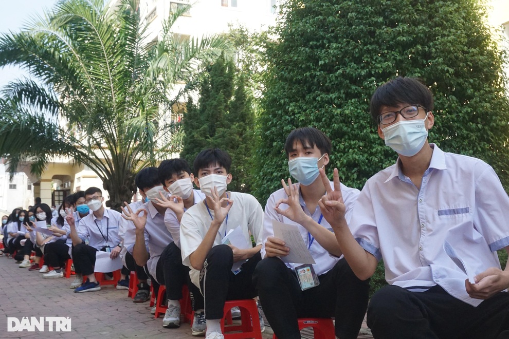 Học sinh Nghệ An háo hức được tiêm vaccine phòng Covid-19 - 1