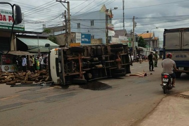 Lật xe chở gỗ, phụ xe bị gỗ đè tử vong