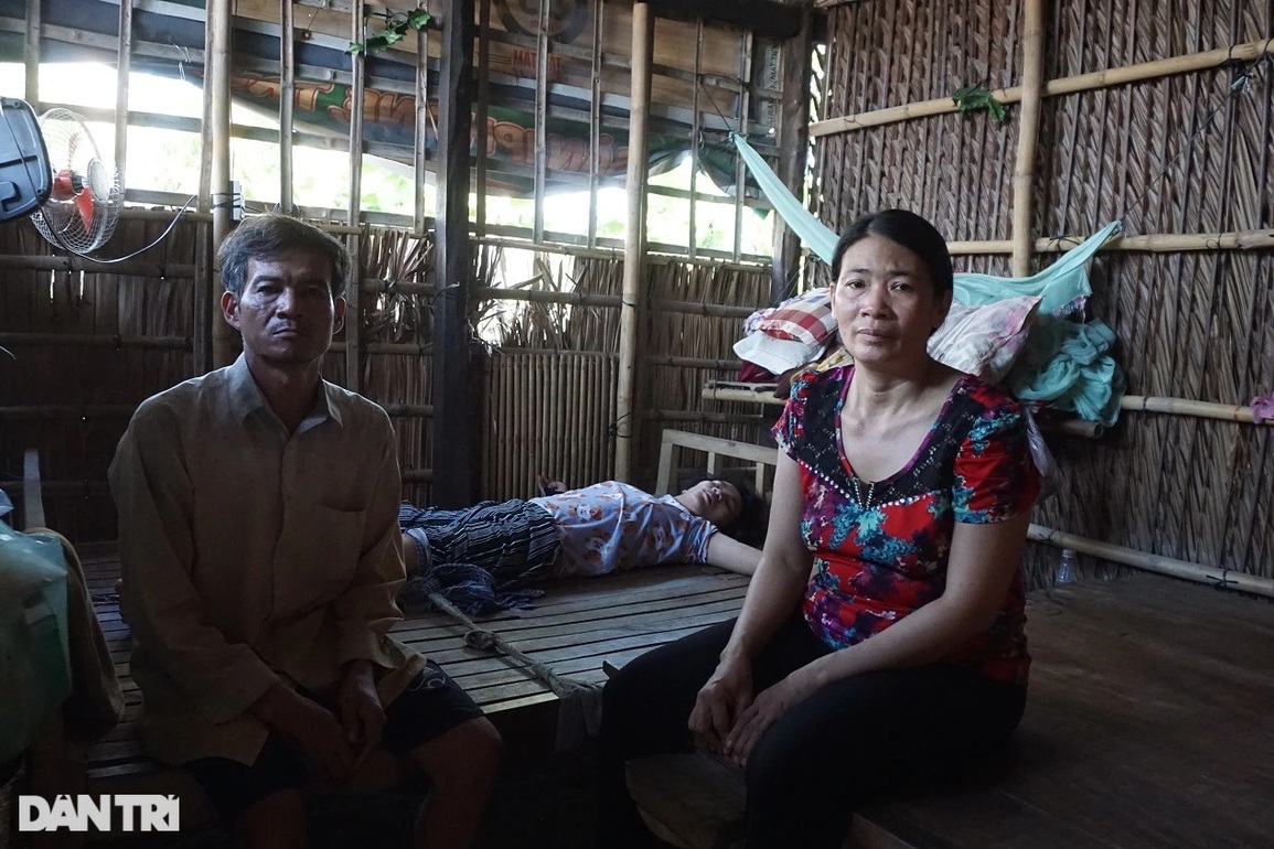 Xót xa những phận người bị giời đày đến cùng quẫn trong ngôi nhà rách nát - 2 Xót xa những phận người bị giời đày đến cùng quẫn trong ngôi nhà rách nát - 2
