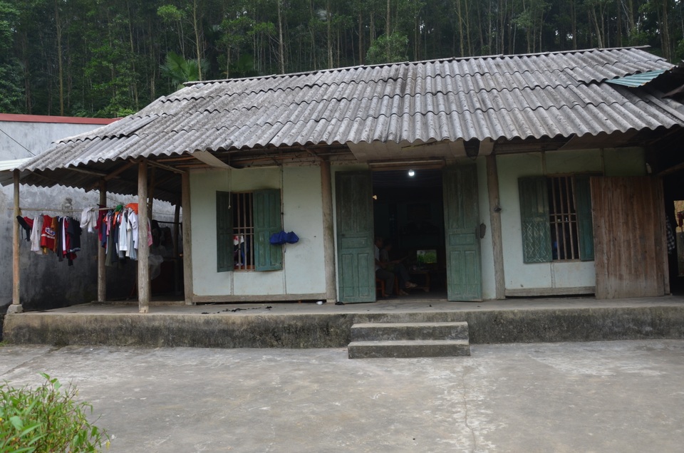 Cha bị tai nạn nằm liệt giường, đến giờ này hai con chưa có sách vở đi học - 6 Cha bị tai nạn nằm liệt giường, đến giờ này hai con chưa có sách vở đi học - 6