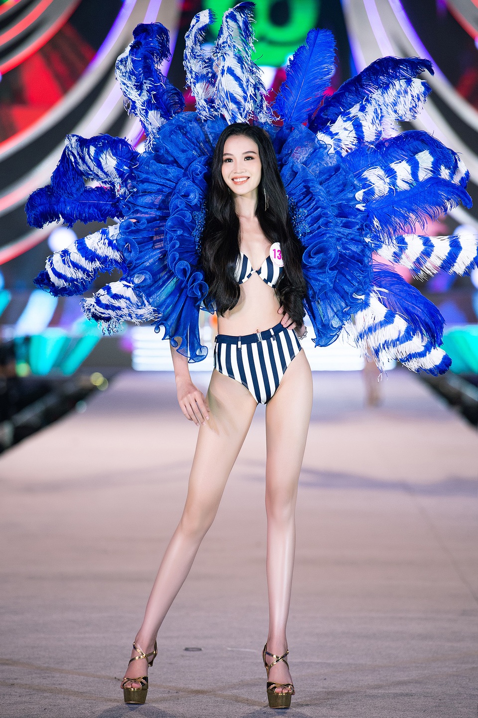 Trần Tiểu Vy, Phương Nga và Thúy An cùng Top 35 trình diễn bikini nóng bỏng - 10 Trần Tiểu Vy, Phương Nga và Thúy An cùng Top 35 trình diễn bikini nóng bỏng - 10