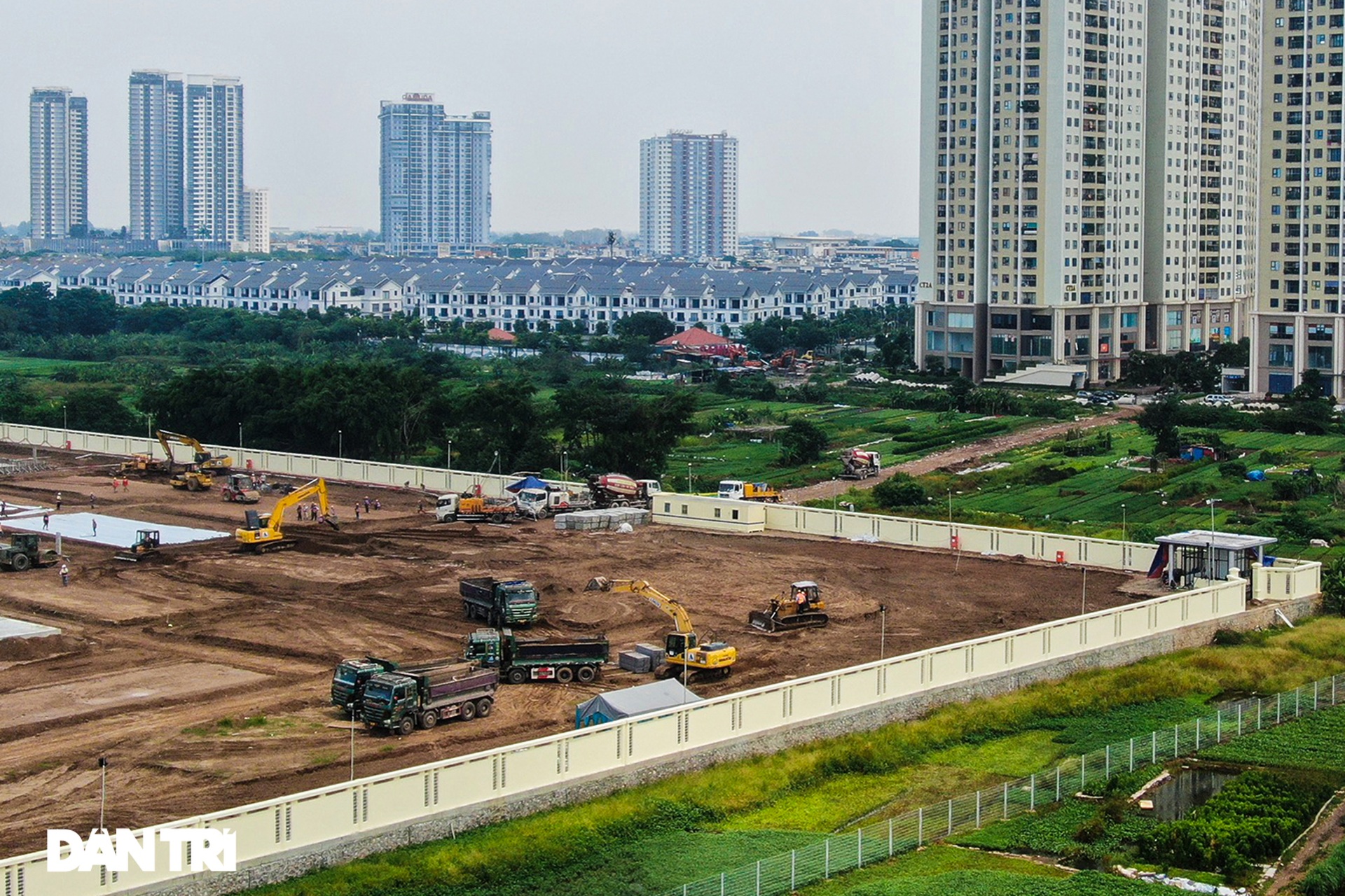 Toàn cảnh công trường xây Bệnh viện dã chiến điều trị Covid-19 ở Hà Nội - 4 Toàn cảnh công trường xây Bệnh viện dã chiến điều trị Covid-19 ở Hà Nội - 4