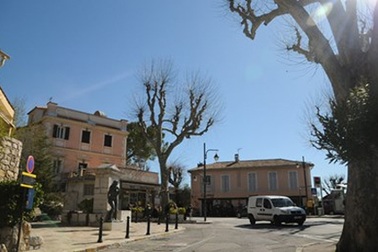 Làng có 2 khách sạn 5 sao