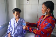 Xót xa cảnh người vợ gánh ve chai khẩn khoản xin nhà hảo tâm cứu chồng