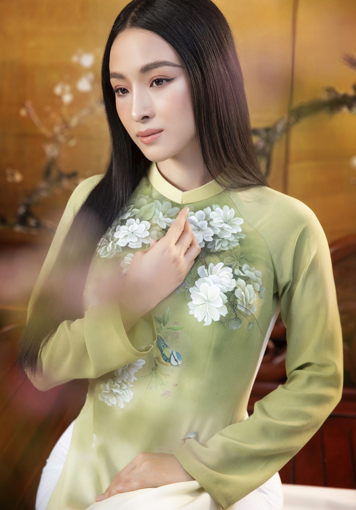 Phương Nga dịu dàng với áo dài - 2 Phương Nga dịu dàng với áo dài - 2