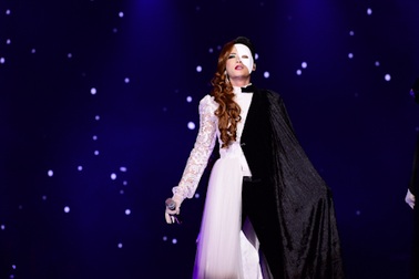 Minh Sang gây bất ngờ với phong cách "nửa nam nửa nữ"