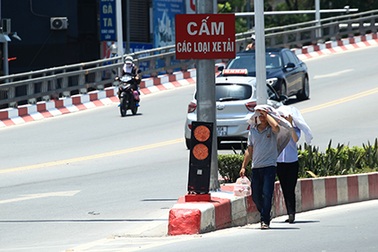 Khốn khổ vì nắng nóng trên con đường đẹp nhất Việt Nam