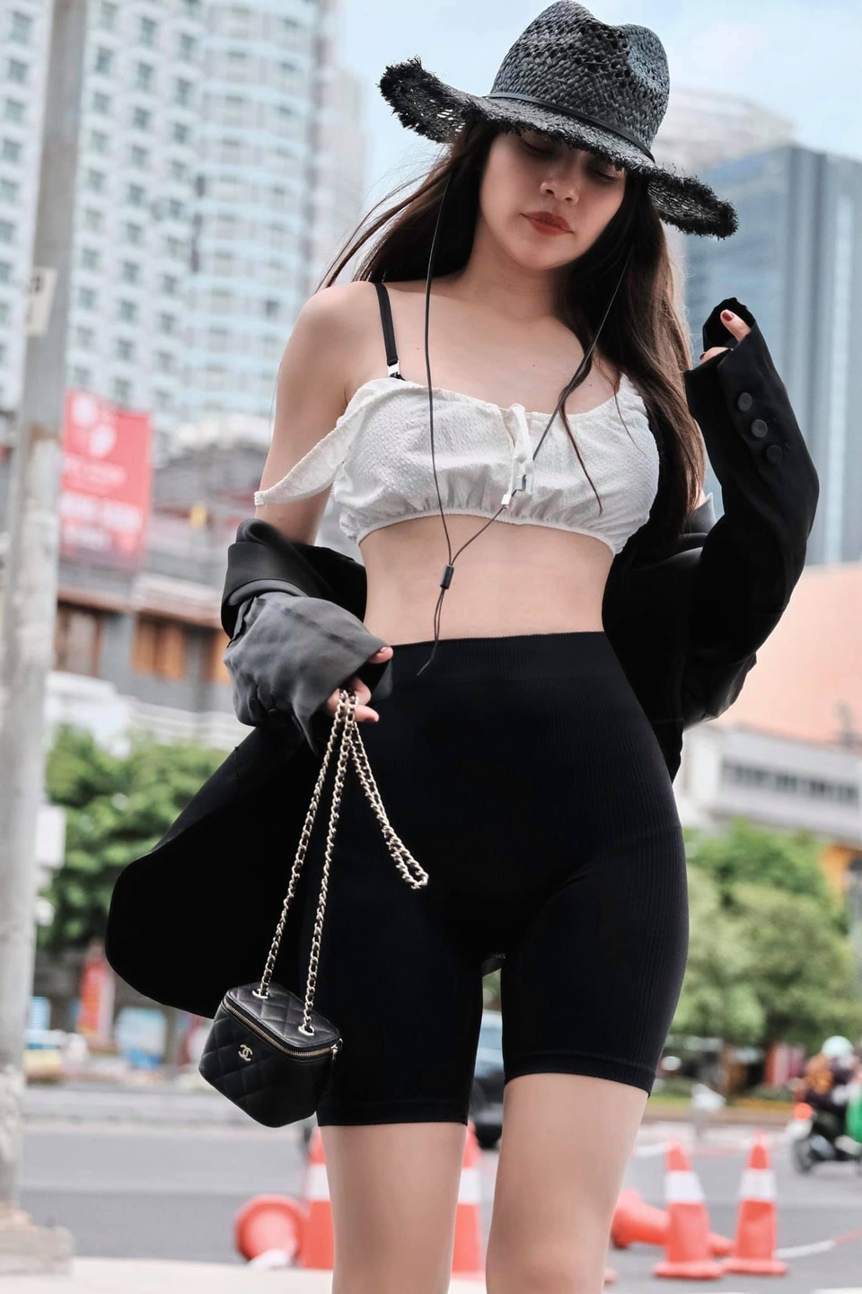 Bà mẹ 3 con Hồ Ngọc Hà khoe bụng phẳng lì hút mắt - 1 Bà mẹ 3 con Hồ Ngọc Hà khoe bụng phẳng lì hút mắt - 1