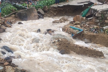 Mưa lũ kinh hoàng ở Nha Trang: 4 học sinh tử nạn thương tâm