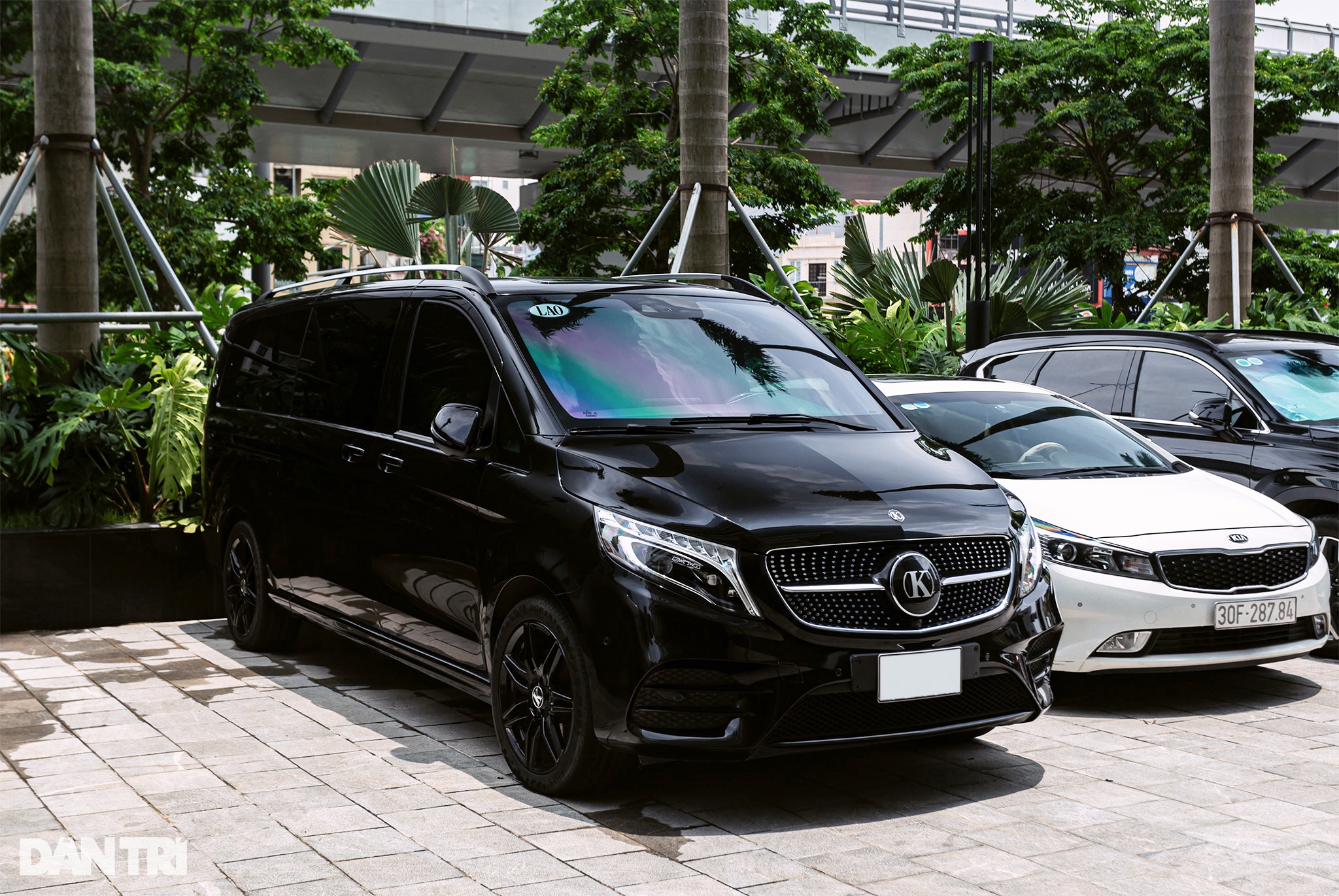 Vị đại gia Hà Nội còn trưng bày chiếc Mercedes-Benz V-Class độ Klassen đầu tiên về Việt Nam. Ngoài những chi tiết mang dấu ấn của thương hiệu Đức ở ngoại thất, nội thất xe đã cá nhân hóa theo yêu cầu của chủ xe, trong đó có dòng chữ "Mr.D" trên tựa đầu của ghế và nhiều vị trí ốp sợi carbon. Chiếc MPV này có giá khoảng 7 tỷ đồng (Ảnh: Thái Dương).