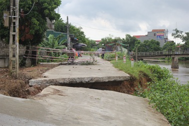 Đê bê tông vỡ toác, sụt lún khi mới đưa vào sử dụng