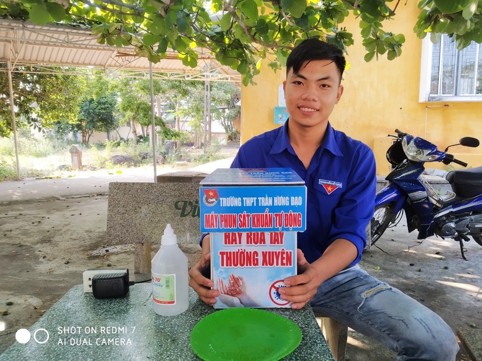 Nam sinh lớp 11 chế tạo máy rửa tay sát khuẩn tự động phòng, chống Covid-19 - 1 Nam sinh lớp 11 chế tạo máy rửa tay sát khuẩn tự động phòng, chống Covid-19 - 1