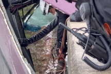 Nhân viên cứu hộ giữ chặt nạn nhân bị treo lủng lẳng trên cầu cả tiếng