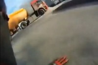 Thoát nạn thần kỳ dưới bánh xe tải