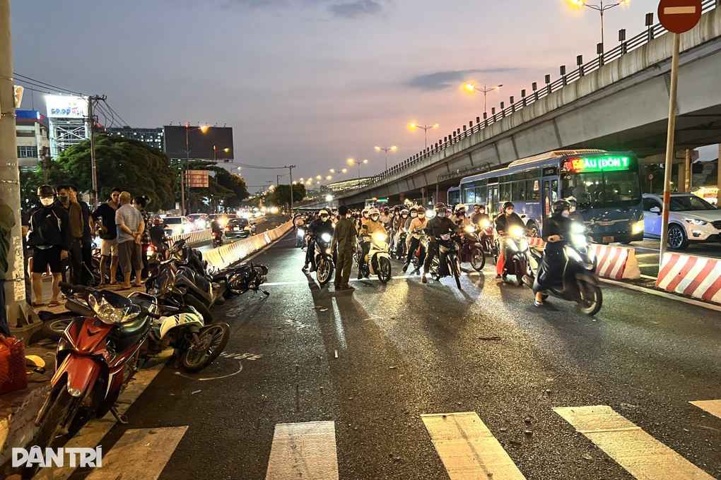 Nữ tài xế lái Mercedes tông 10 xe máy ở TPHCM có nồng độ cồn, chạy sai làn - 2