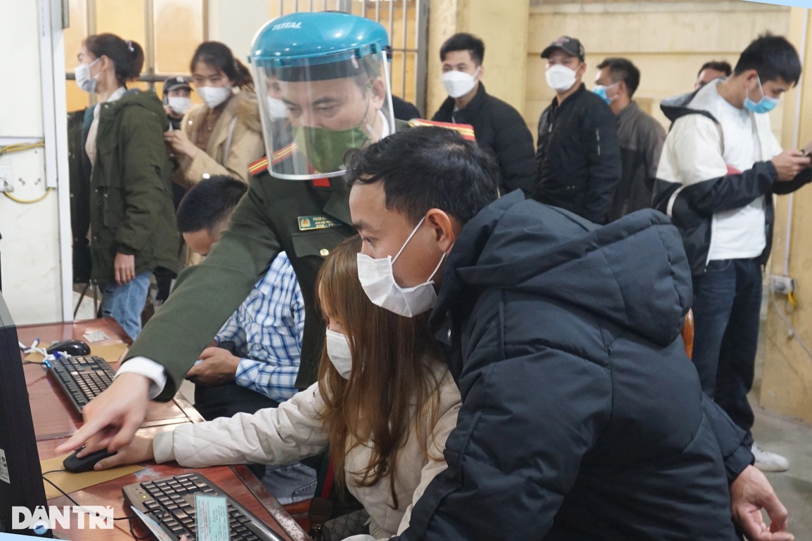 Hàng trăm người xếp hàng chờ làm hộ chiếu ngày đầu năm - 4 Hàng trăm người xếp hàng chờ làm hộ chiếu ngày đầu năm - 4