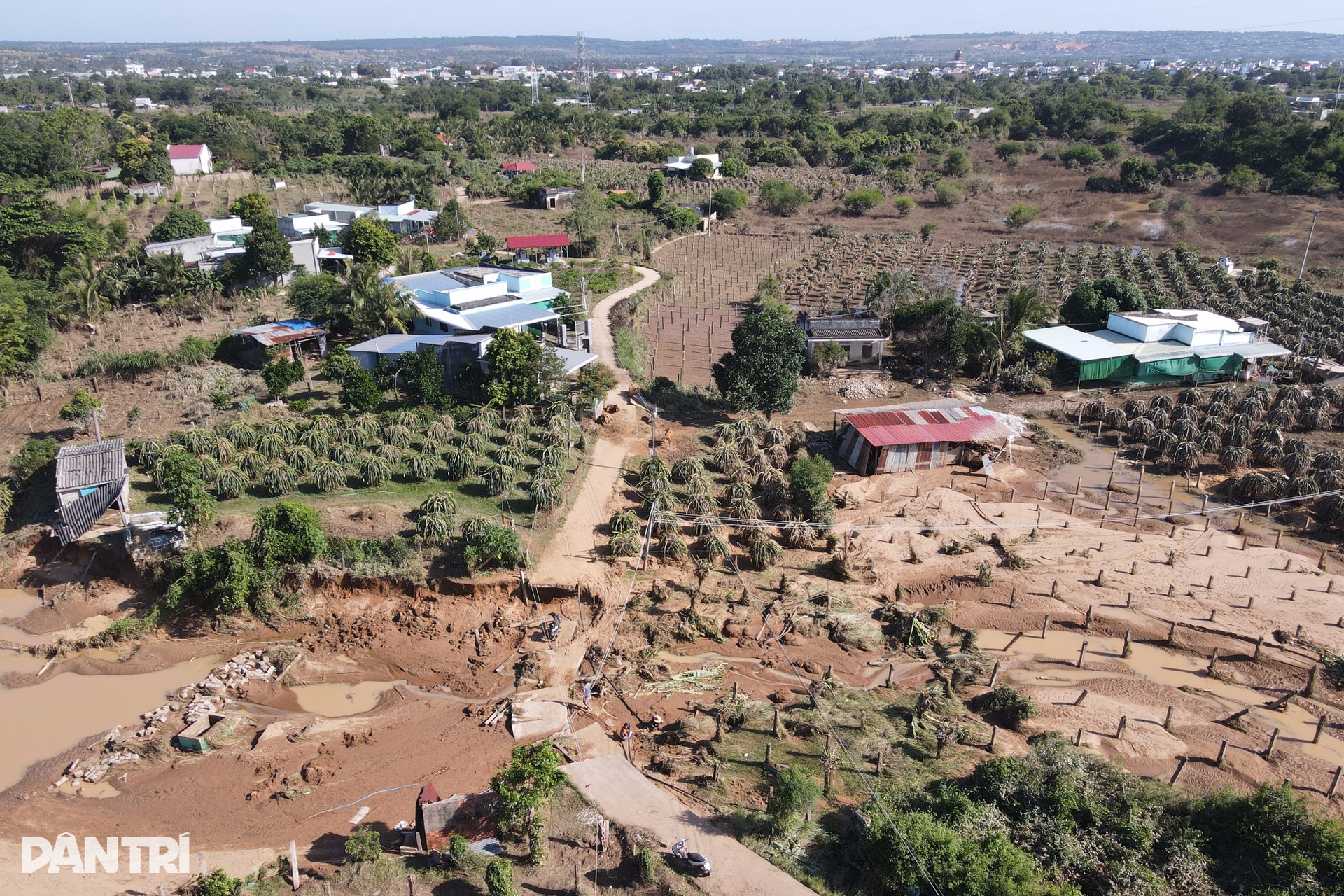 Lũ cuốn trôi đường, 13 hộ dân ở Lâm Đồng bị cô lập - 1 Lũ cuốn trôi đường, 13 hộ dân ở Lâm Đồng bị cô lập - 1