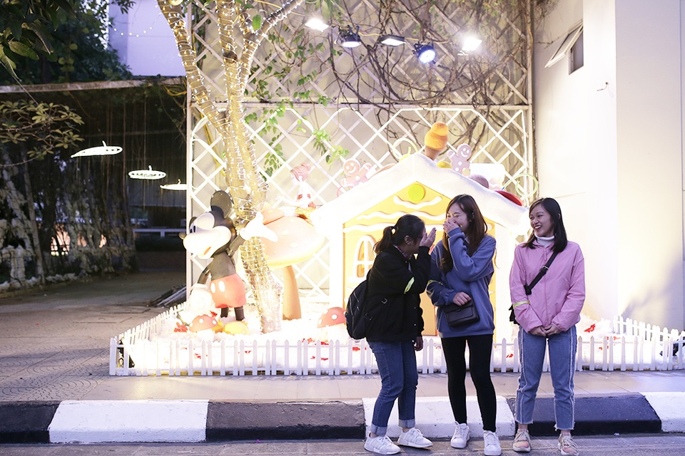 Trường đầu tư máy phun tuyết nhân tạo, sinh viên tha hồ sống ảo mùa Noel - 4 Trường đầu tư máy phun tuyết nhân tạo, sinh viên tha hồ sống ảo mùa Noel - 4