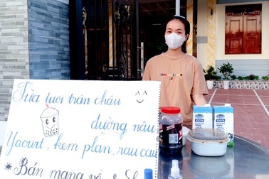 Tạm nghỉ dạy, giáo viên bán hàng online để có thêm thu nhập