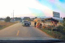 Ô tô thản nhiên dừng ngược chiều giữa quốc lộ để… mua đồ