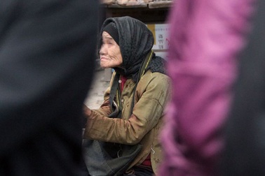 Ăn xin lẩn khuất khắp Chợ Viềng