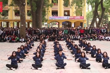 Màn nhảy dân vũ "cực chất" của học sinh Phan Đình Phùng