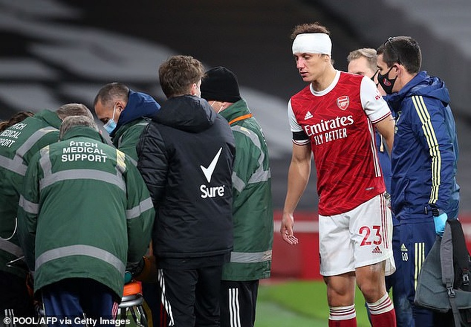 Tranh cãi nảy lửa ngôi sao Arsenal phải thi đấu sau pha va chạm kinh hoàng - 4 Tranh cãi nảy lửa ngôi sao Arsenal phải thi đấu sau pha va chạm kinh hoàng - 4