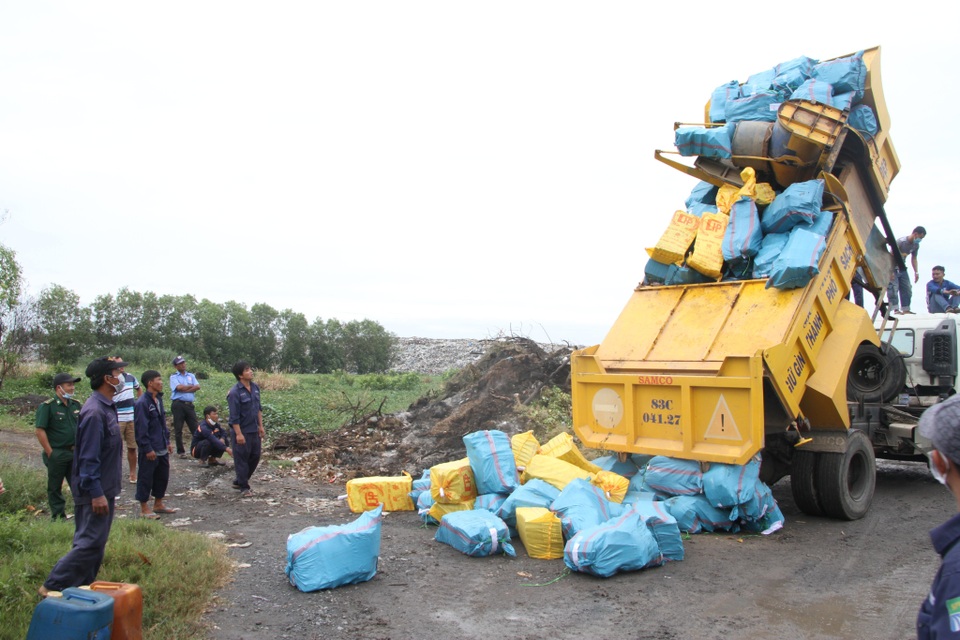Tiêu hủy hàng chục ngàn bao thuốc lá lậu giáp Tết Nguyên đán - 1 Tiêu hủy hàng chục ngàn bao thuốc lá lậu giáp Tết Nguyên đán - 1