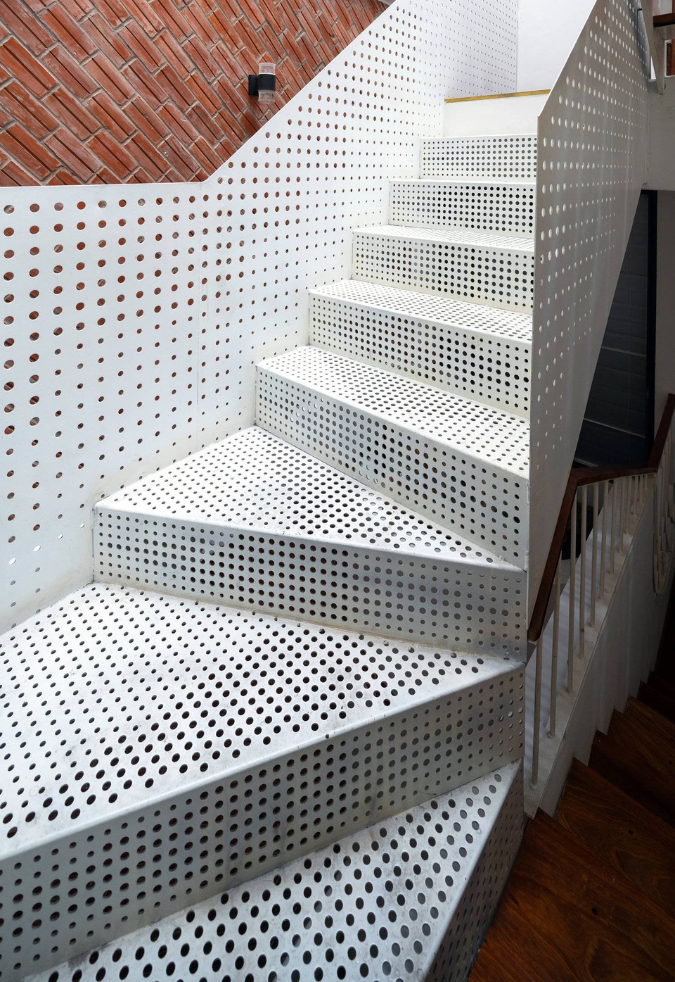 Ngôi nhà 5 tầng có mặt tiền độc đáo, nổi bật trên phố Hà Nội - 9