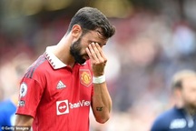 Cổ động viên chế nhạo Man Utd sau màn ra quân thảm họa