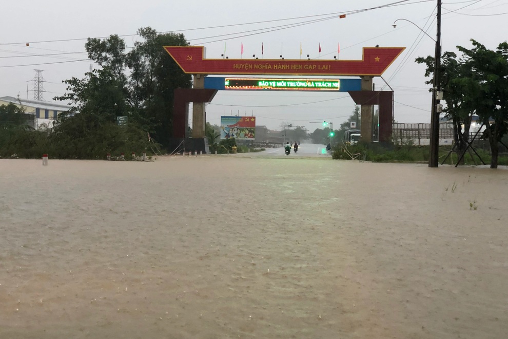 Biển nước bủa vây, người già, trẻ nhỏ hối hả chạy lũ - 11 Biển nước bủa vây, người già, trẻ nhỏ hối hả chạy lũ - 11