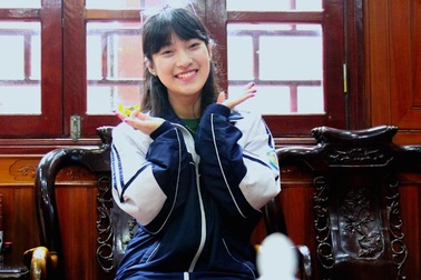 Thành tích học tập đáng nể của nữ sinh trường Phan gây sốt vì "nhại" liền mạch 7 ngôn ngữ