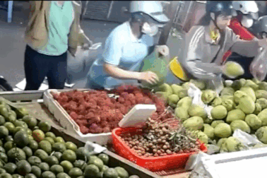 Nhiều phụ nữ bị móc túi khi đi chợ ở TPHCM