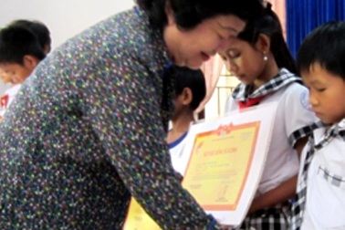 Trao 50 suất học bổng Vừ A Dính đến học sinh nghèo