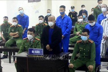 Vợ chồng Đường "Nhuệ" và đồng bọn hầu tòa vụ ăn chặn tiền hỏa táng