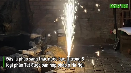 Người dân đội mưa tới mua pháo, đốt trải nghiệm ngay trước Tết ở Hà Nội