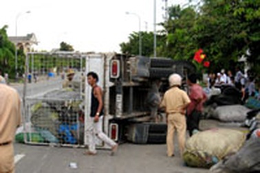 Xe tải đổ vì tránh xe máy