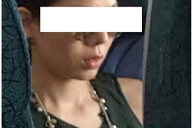 Báo Anh đưa tin về việc ca sỹ Việt cho con trai đi WC vào túi nôn trên máy bay