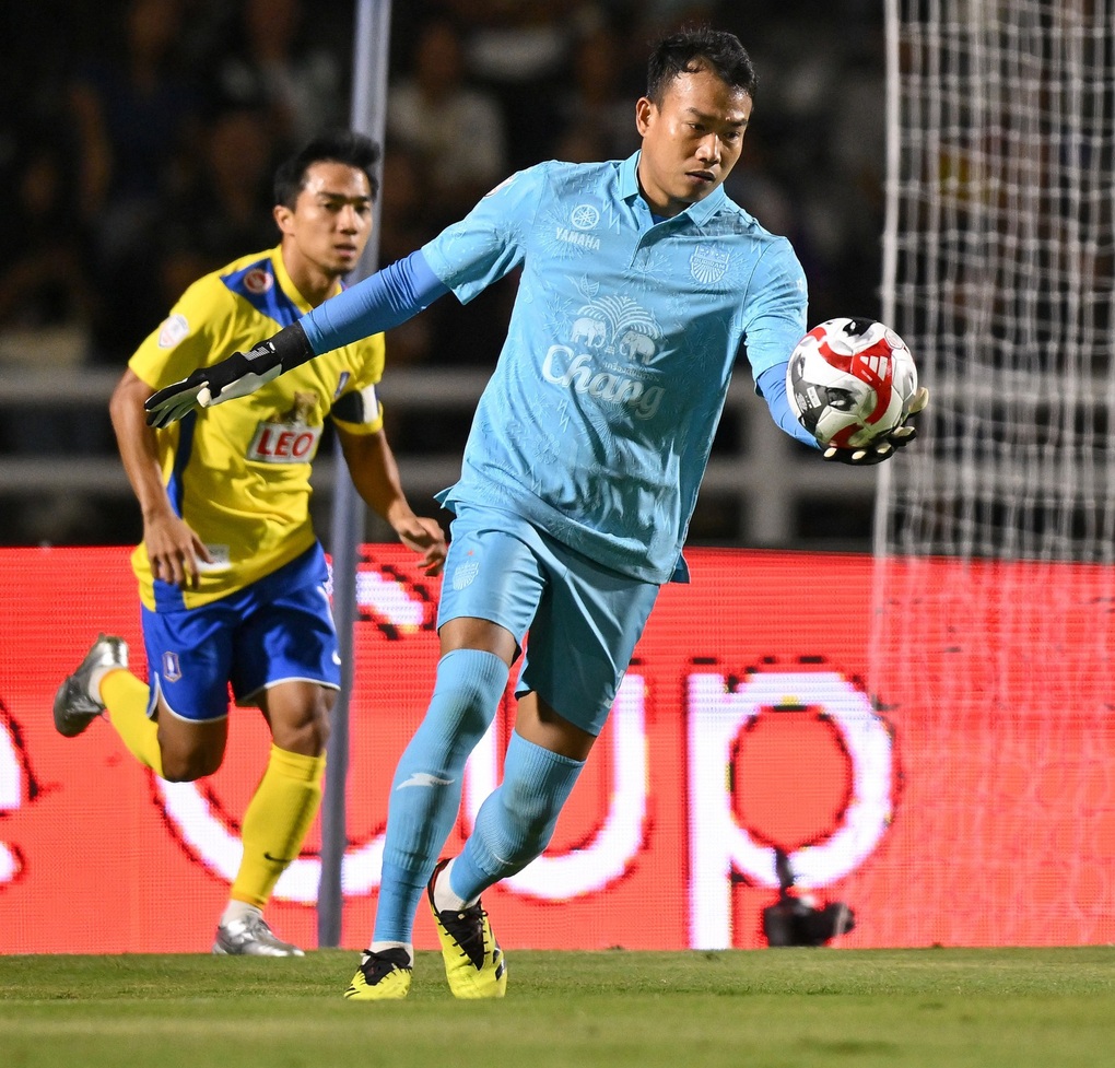 Đội bóng của Chanathip Songkrasin thua ở bán kết cúp C1 Đông Nam Á - 2